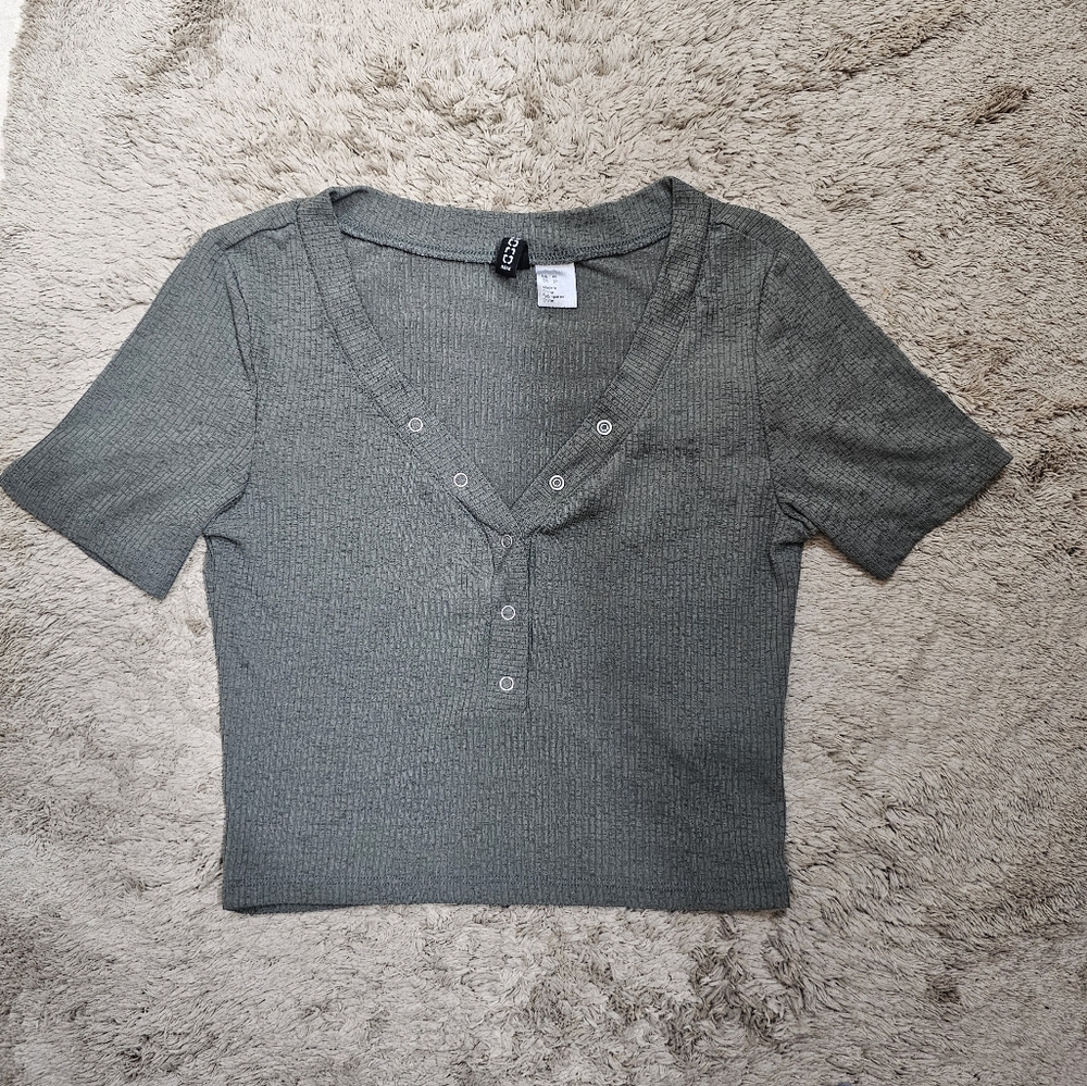H&M Olive Green V-Neck Snap Front Short Sleeve Women's Ribbed Knit Cropped Top